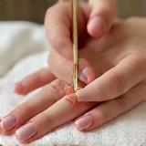 Manucure dans l’espace beauté du spa